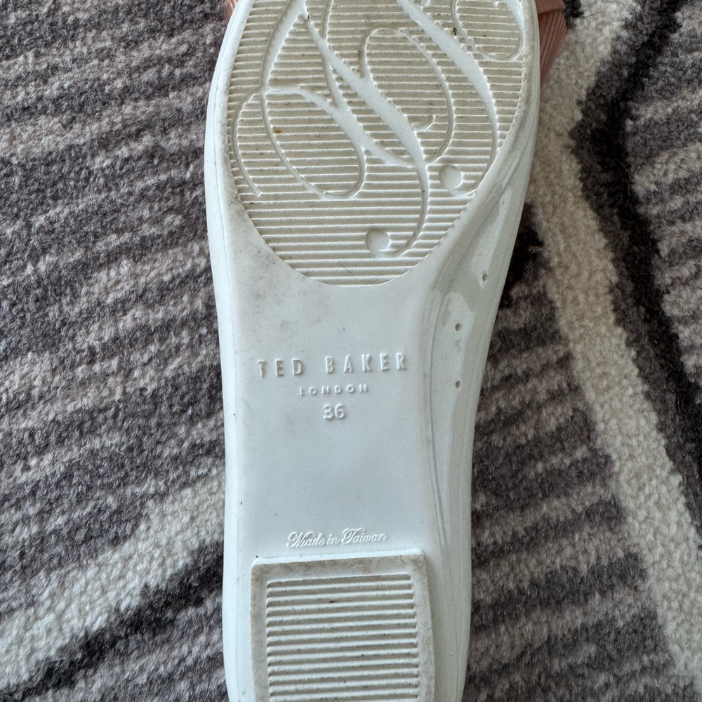 Ted Baker White Patent Leather Flats with Rose Gold Bow - Picture 3 of 7